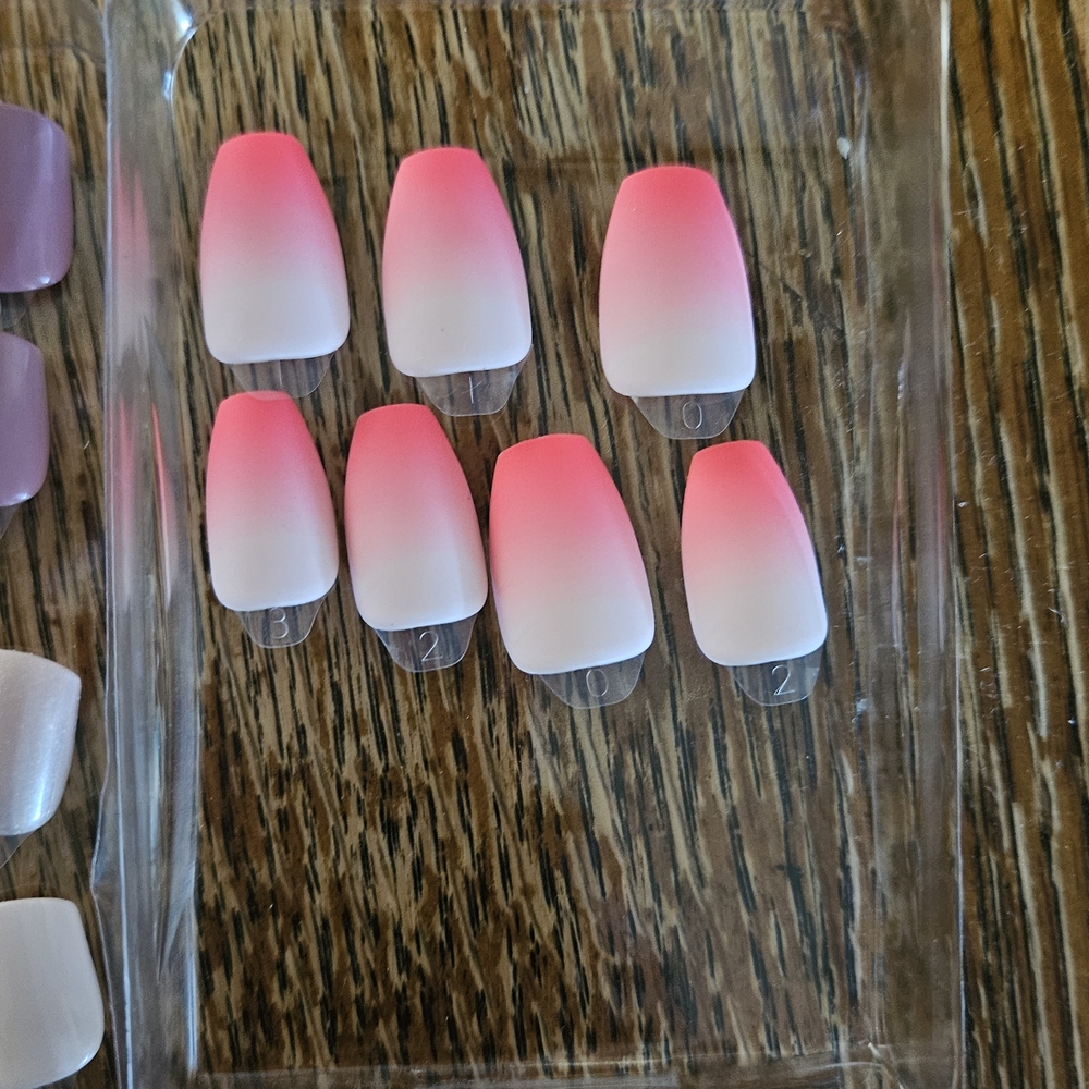 Assorted Press-On Nail Set - Picture 5 of 6